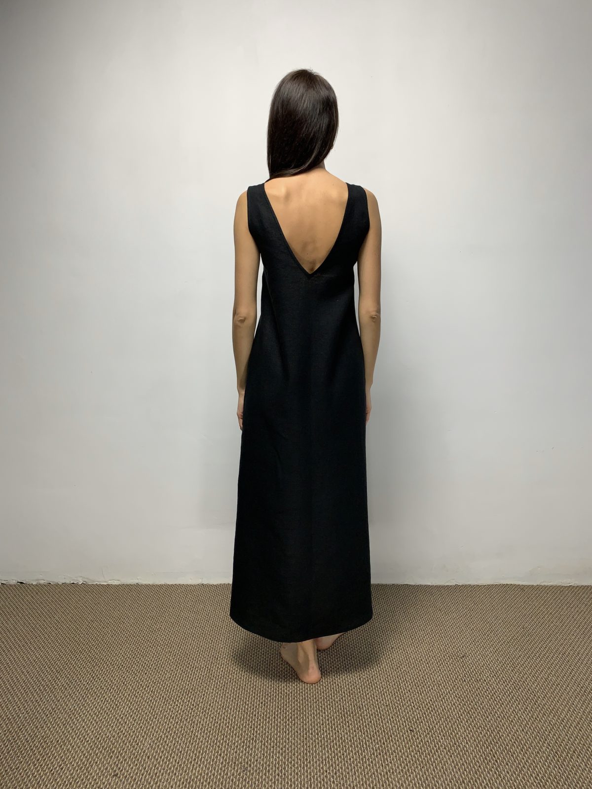 платье из льна черное