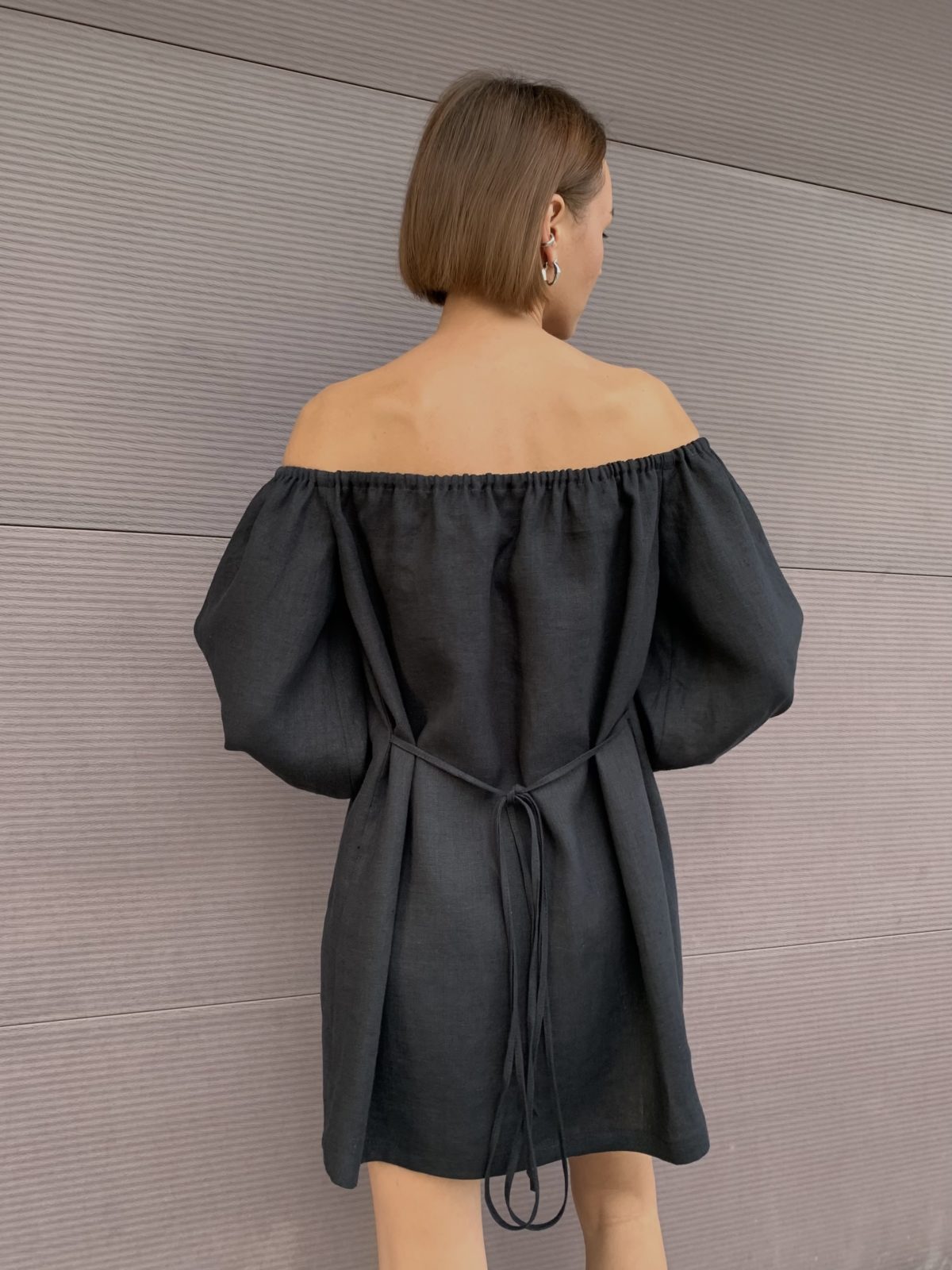 черное платье с открытыми плечами