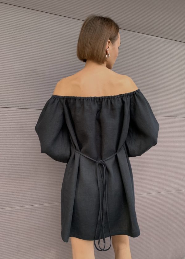 черное платье с открытыми плечами