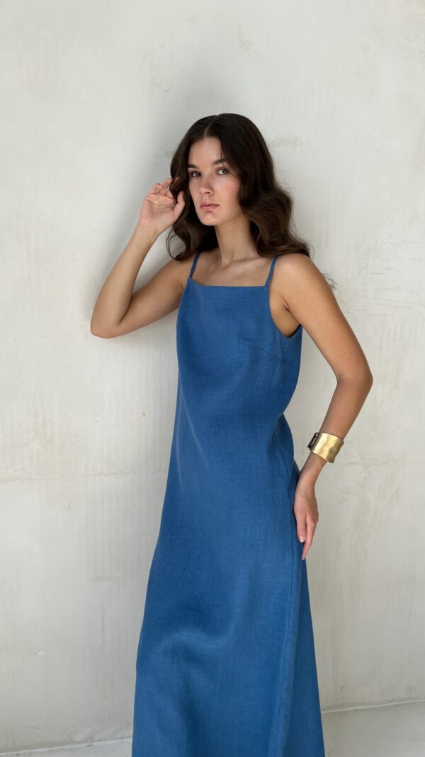 Платье на бретелях из льна