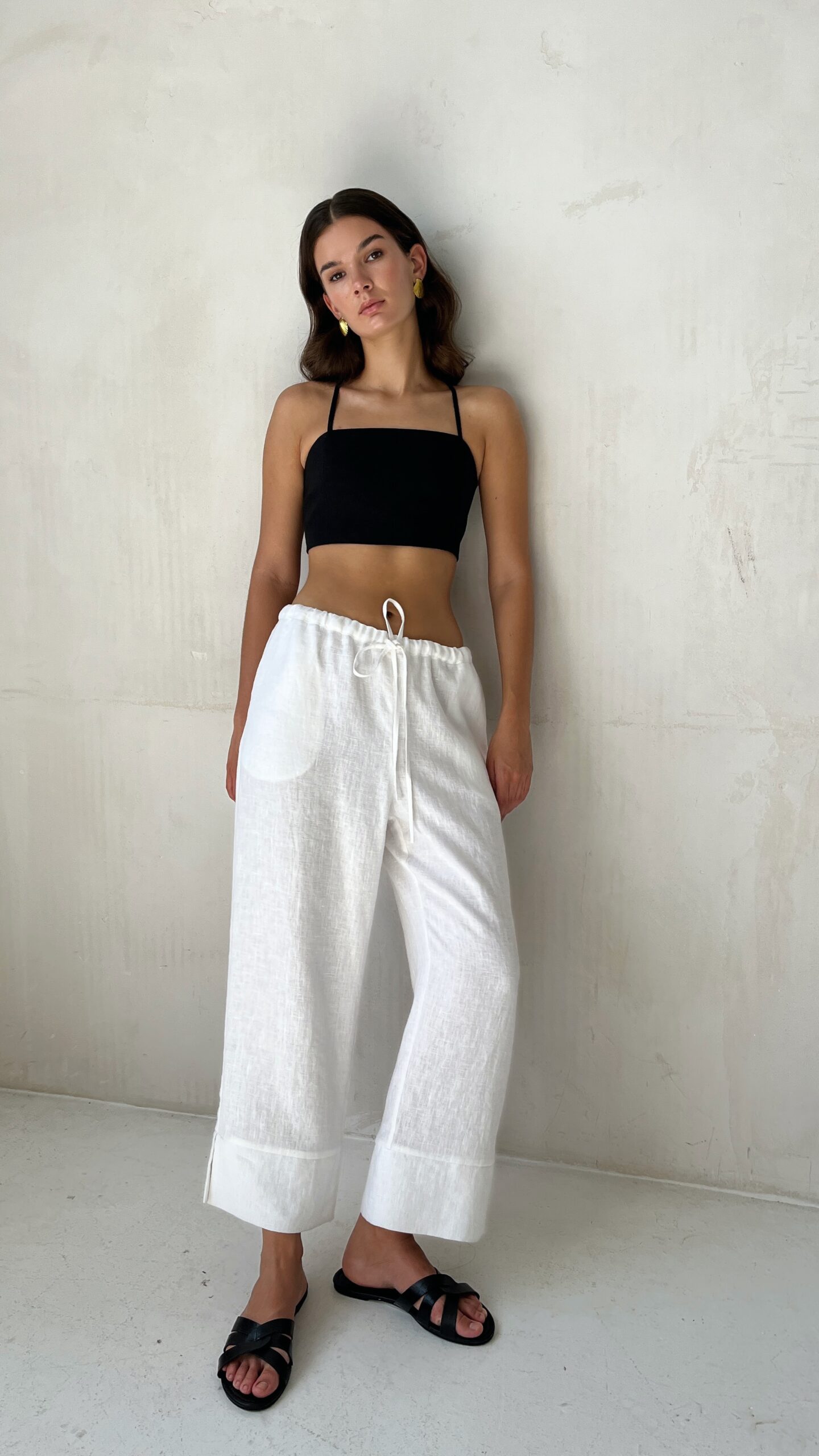 льняные укороченные брюки белые