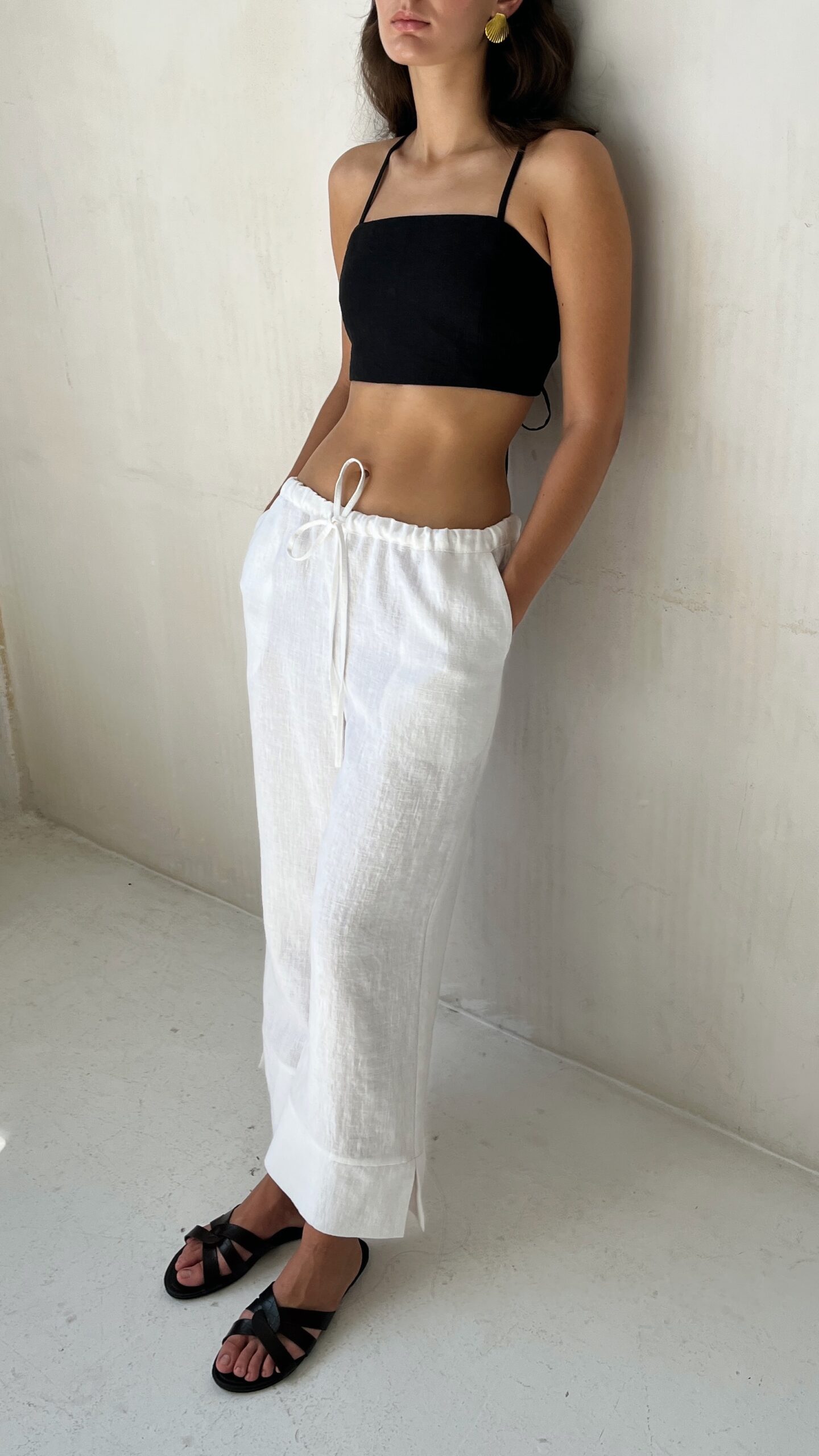 льняные укороченные брюки белые