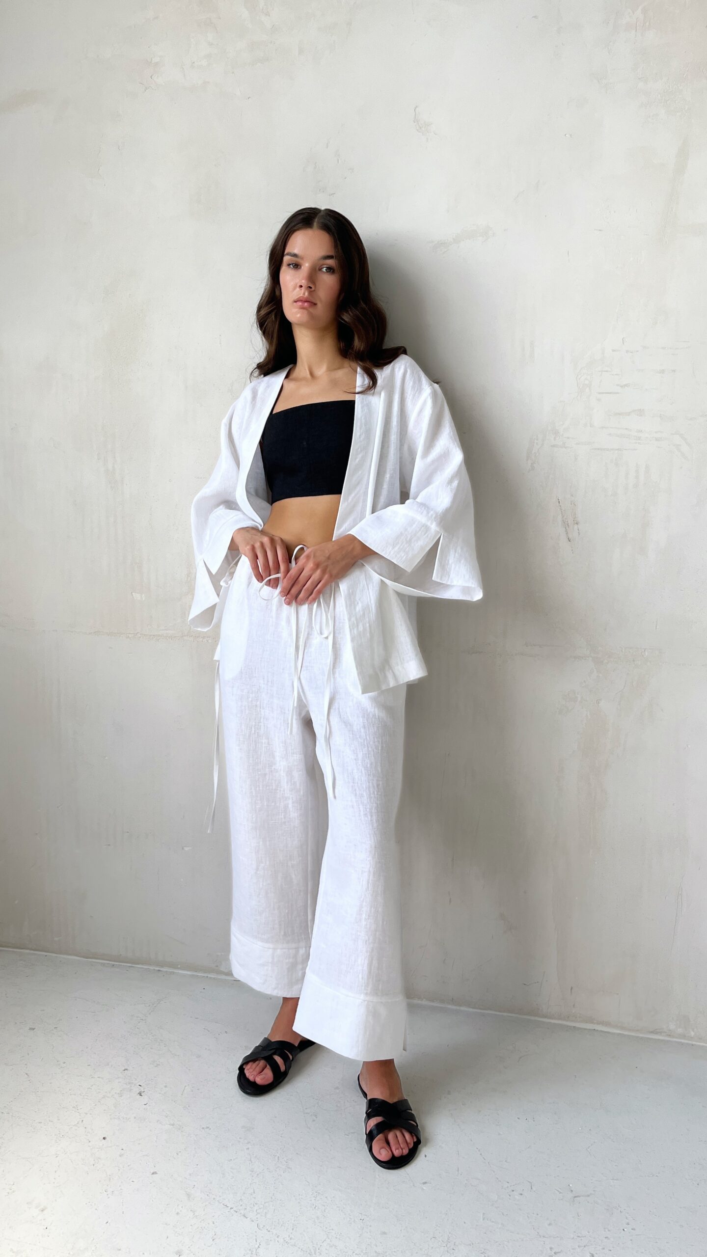 льняные укороченные брюки белые