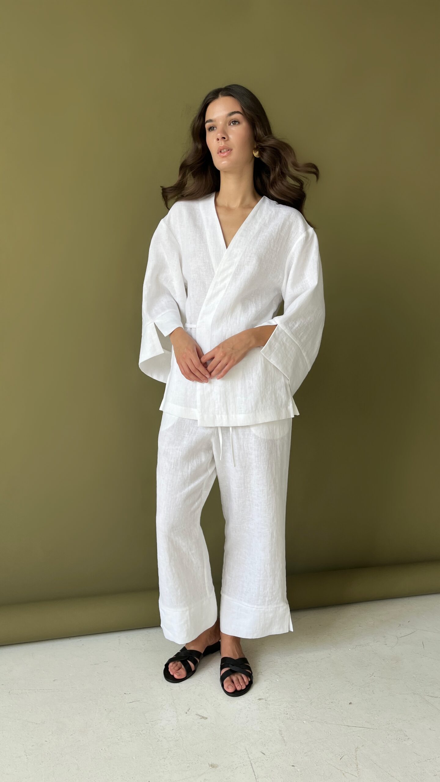 льняные укороченные брюки белые