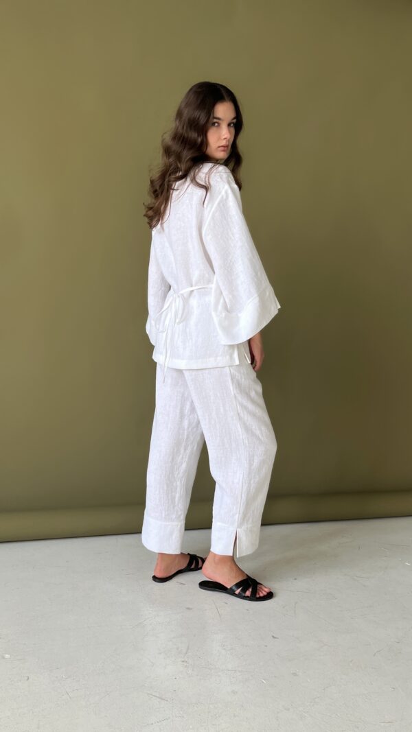 льняные укороченные брюки белые