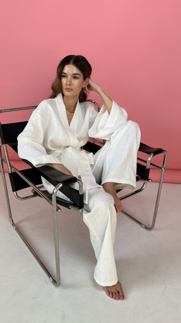 Брючный костюм из белого льна