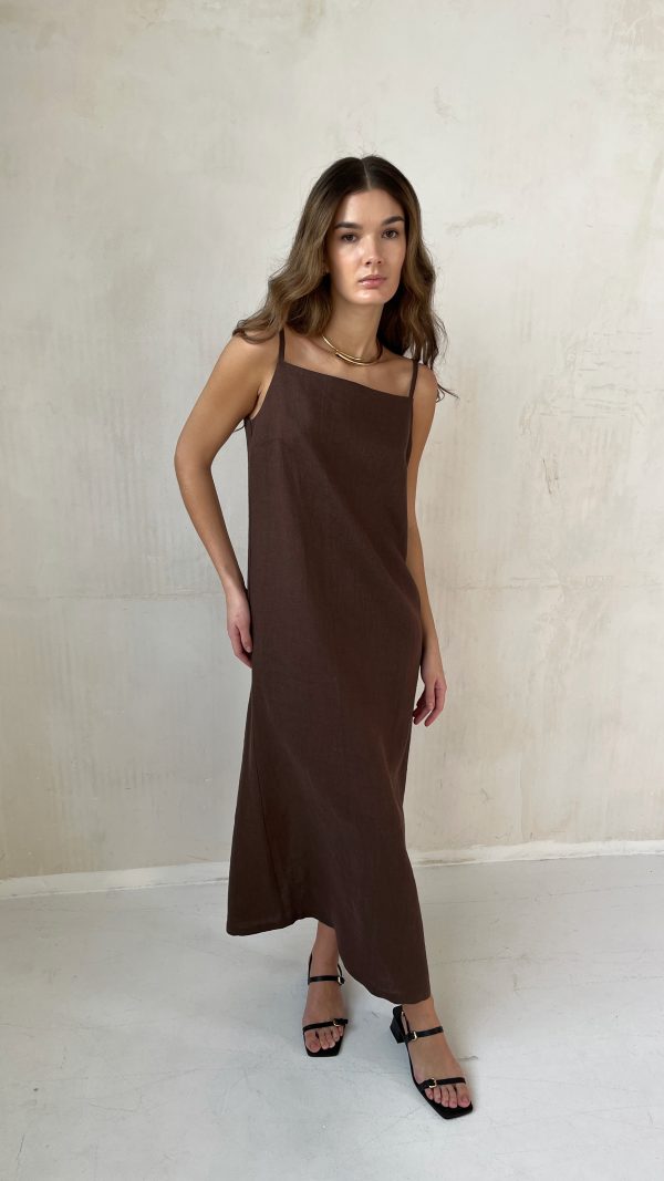Летнее льняное платье на бретелях