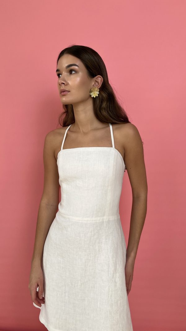 Белое короткое льняное платье