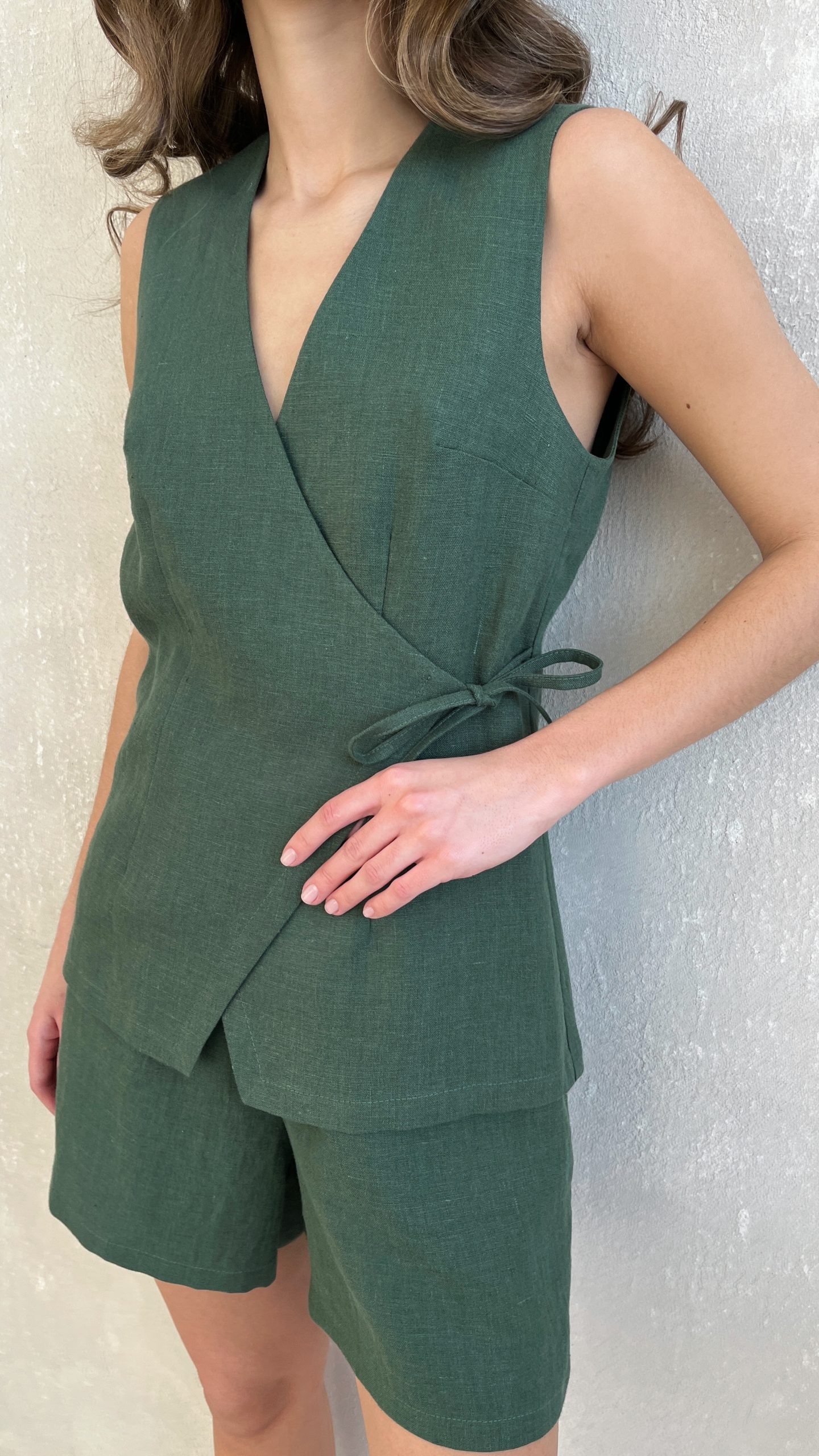 Жилет на запах из льна