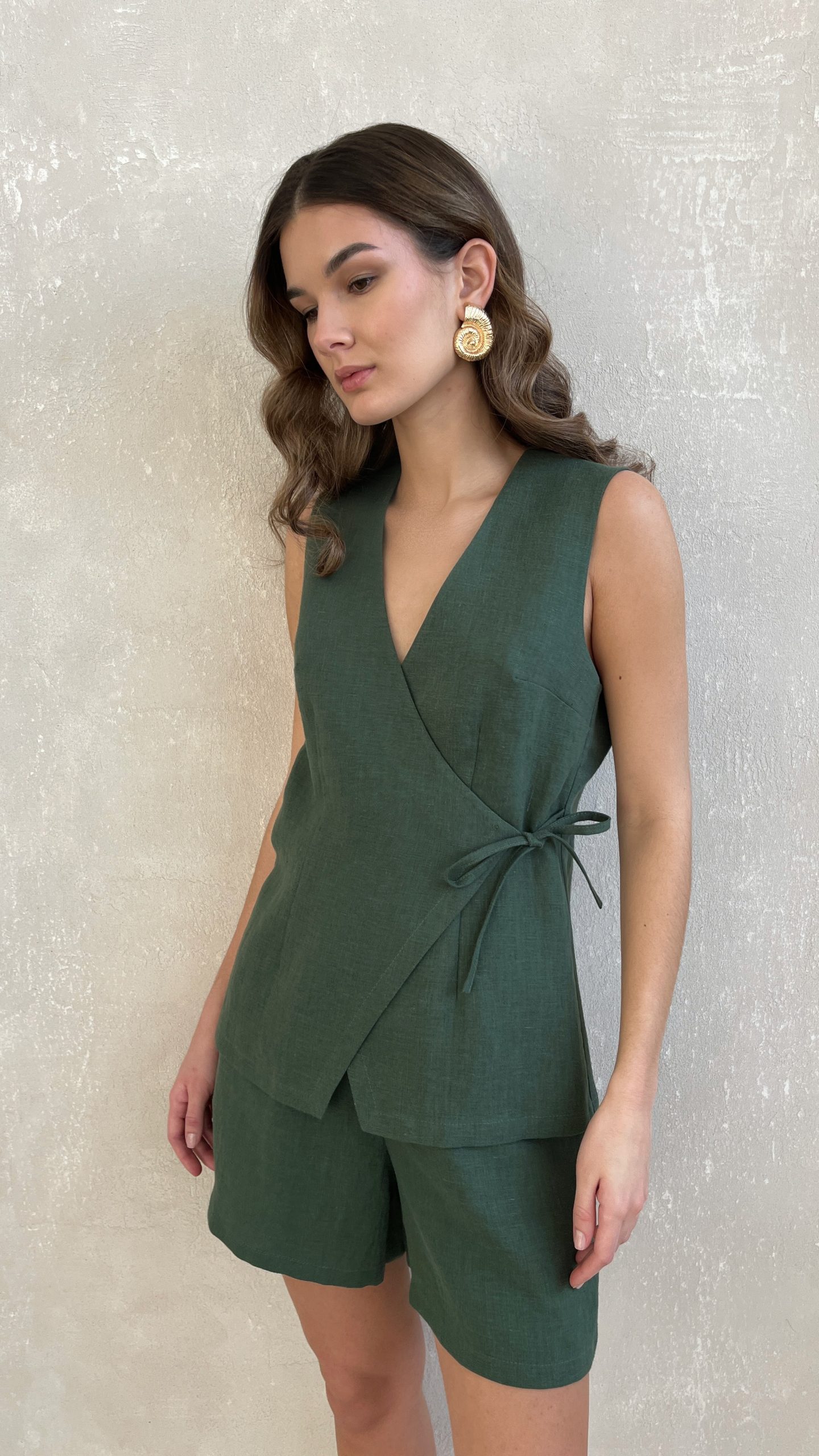 Жилет на запах из льна